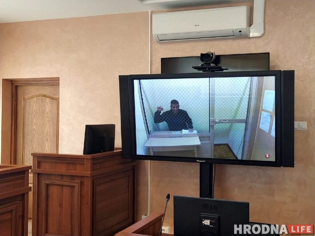 «Не баіцеся, што суседзі тапкамі закідаюць?» Ціханоўскаму на судзе ў Гродне далі яшчэ 15 сутак