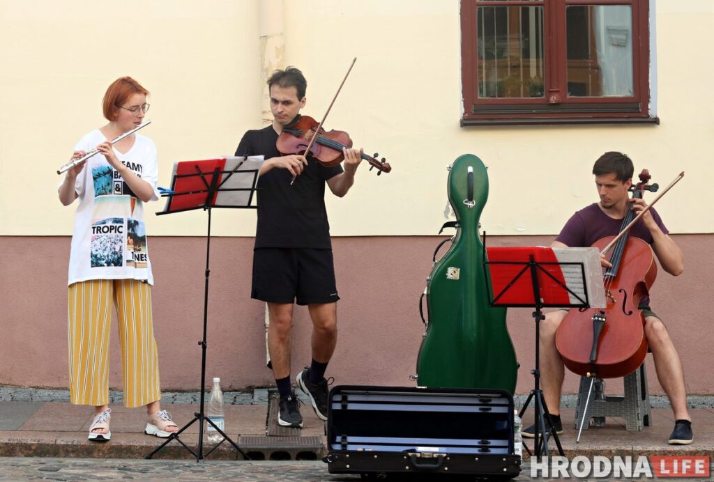 «Дворник для творческого человека - работа хорошая». Уличный музыкант Александр Зимин, - о работе в больнице Гродно из-за пандемии