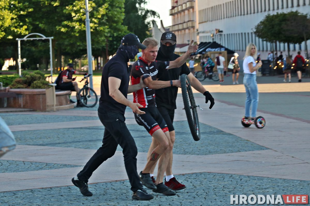 «Он ведь просто чинил велосипед». В центре Гродно милиция задержала велосипедистов