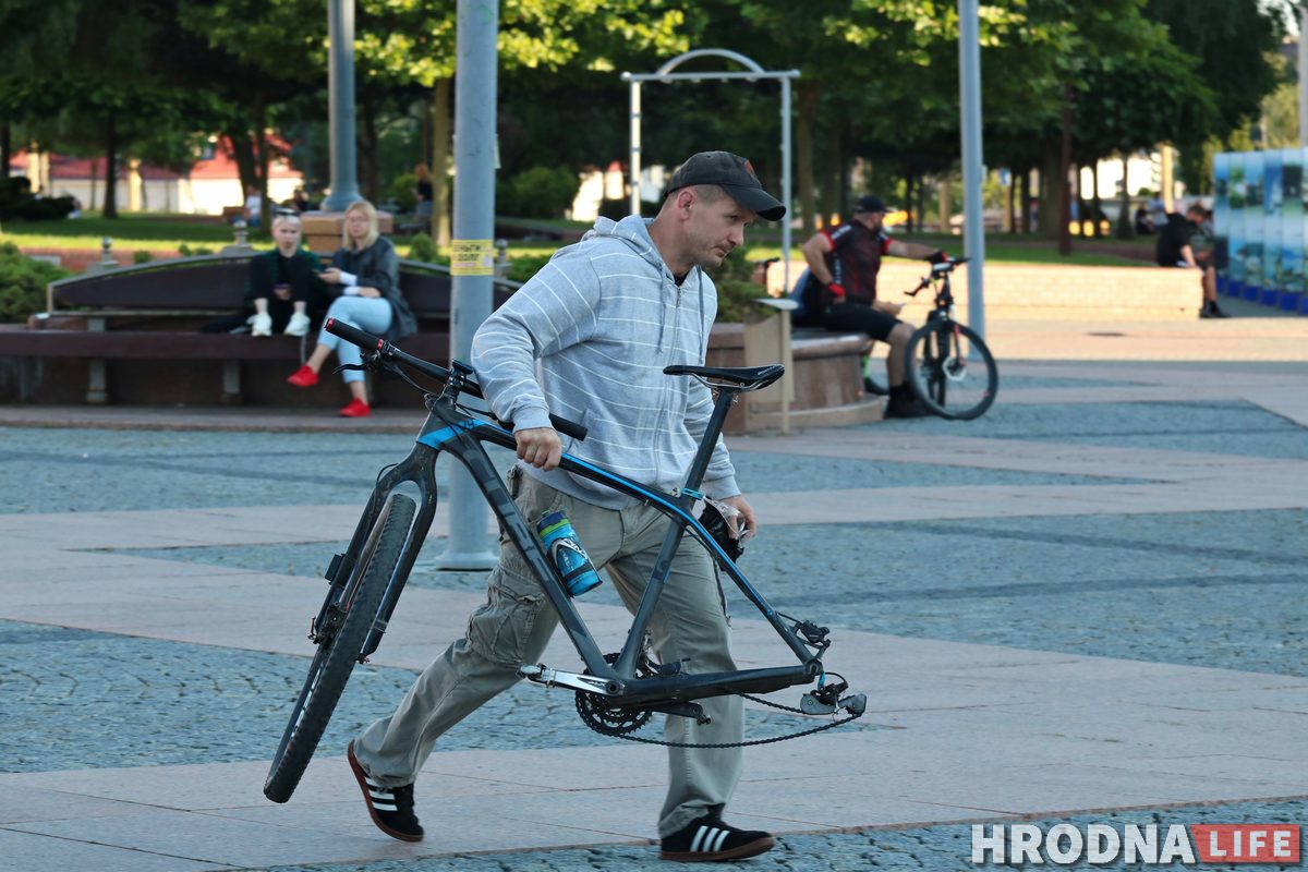 «Он ведь просто чинил велосипед». В центре Гродно милиция задержала велосипедистов