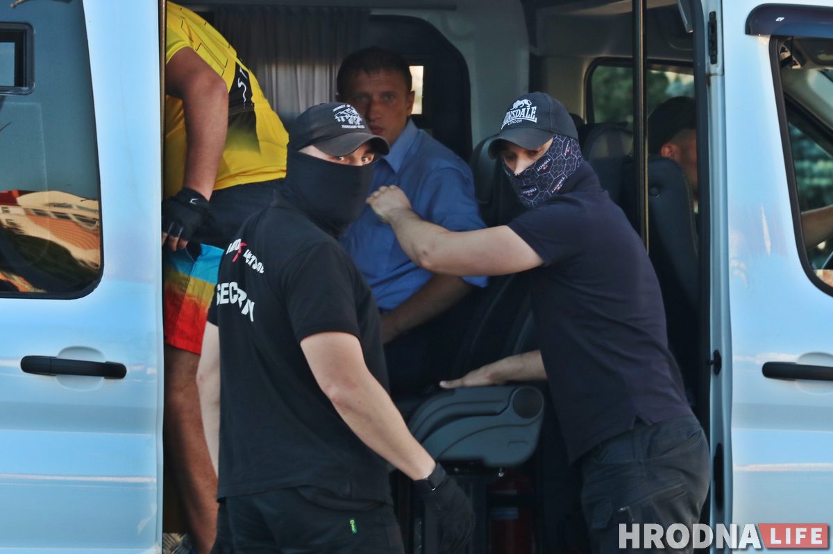 «Он ведь просто чинил велосипед». В центре Гродно милиция задержала велосипедистов