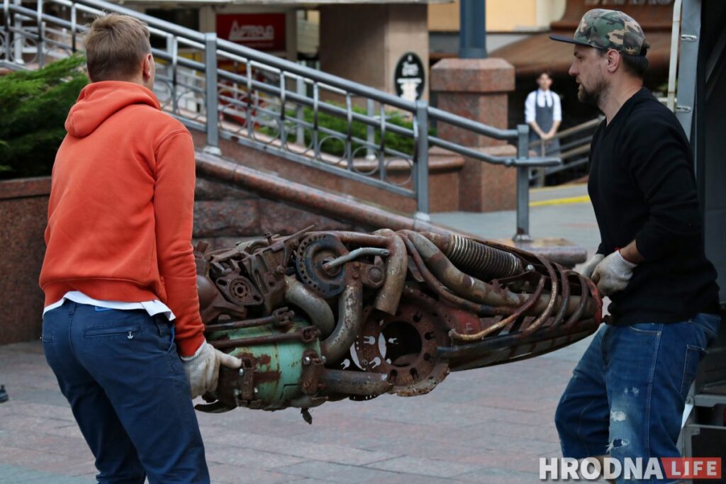К фестивалю уличного искусства в центре Гродно устанавливают новые арт-объекты