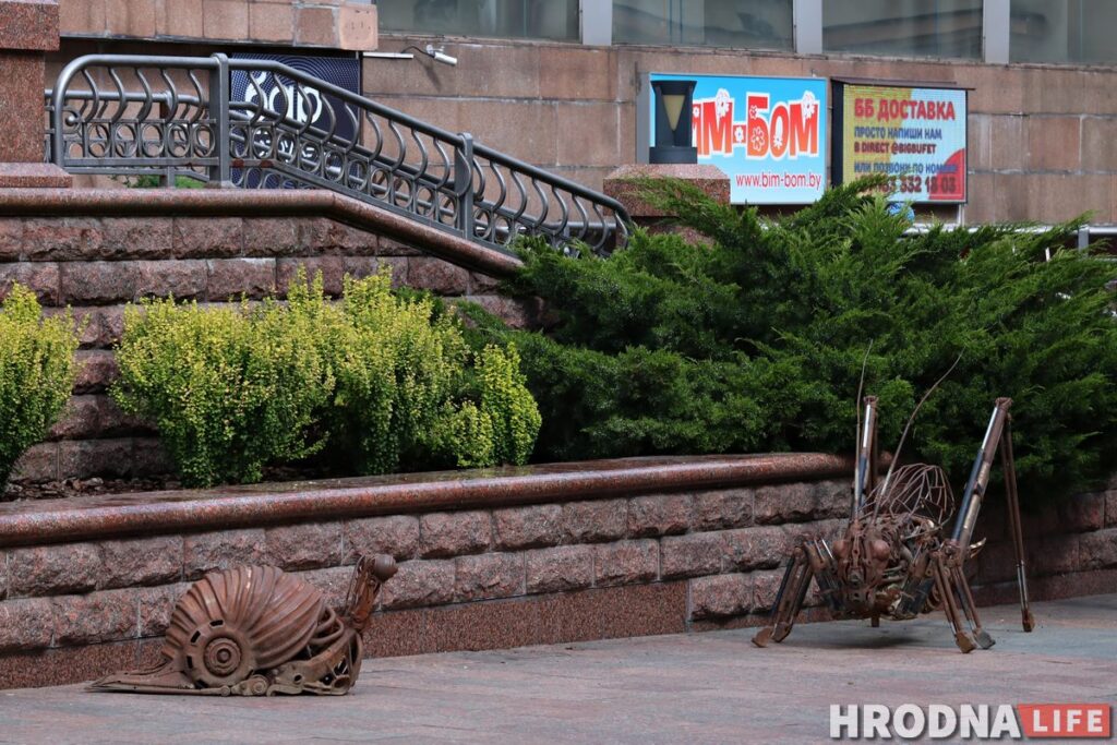 К фестивалю уличного искусства в центре Гродно устанавливают новые арт-объекты