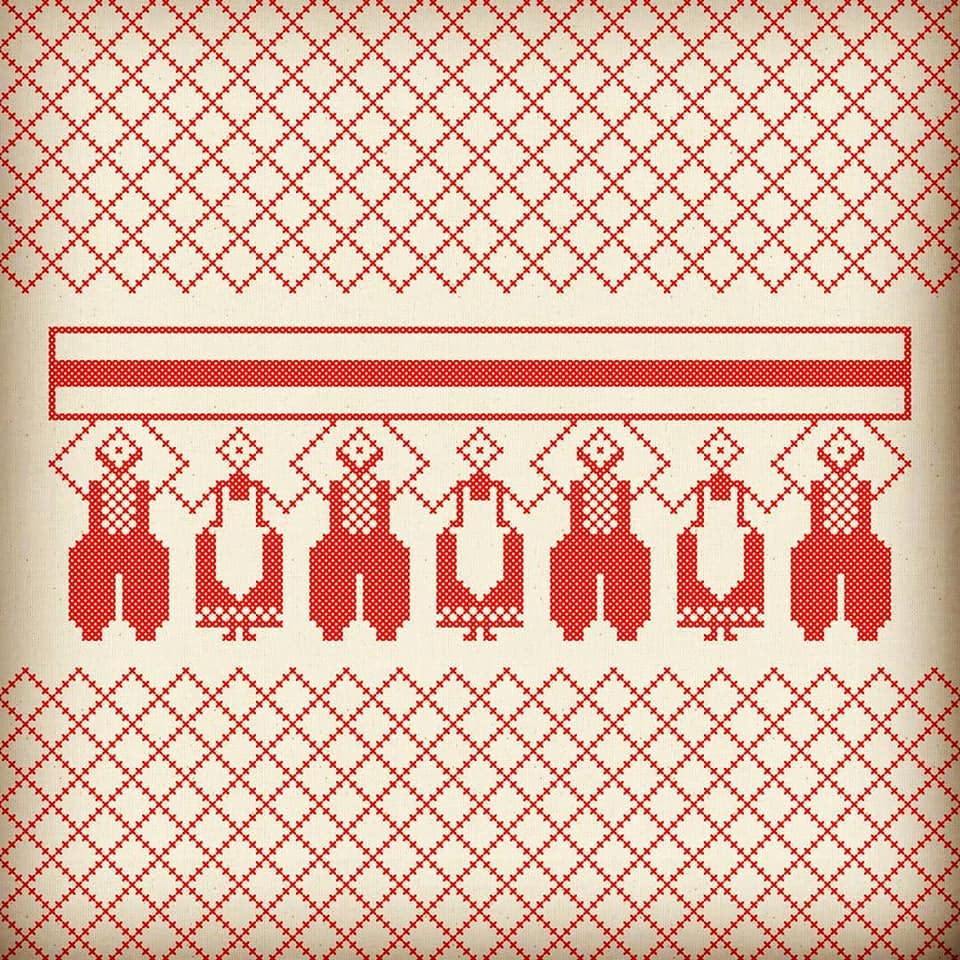 Художница из Гродно “вышила” сюжеты белорусских протестов. Там есть не только автозаки