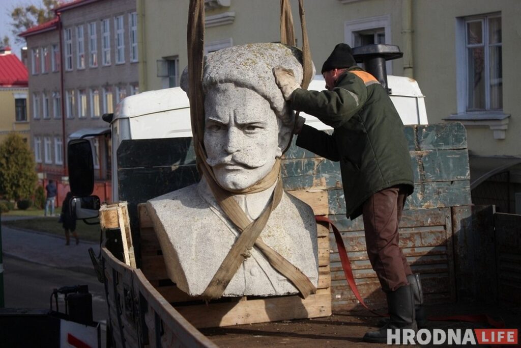 Потомки Чапаева просят Лукашенко передать в Россию демонтированный в Гродно памятник