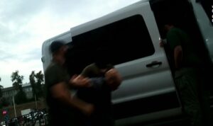 Неизвестные в штатском задержали людей возле бара в Гродно Неизвестные в штатском задержали людей возле бара в Гродно