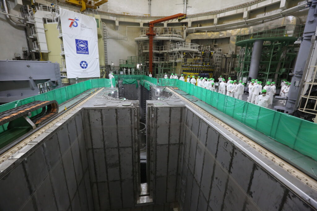 На первом энергоблоке БелАЭС началась загрузка ядерного топлива