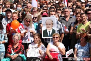 ФОТО: Почти 10 тысяч гродненцев пришли на пикет Тихановской в Гродно Владимир Соболев с портретом Александра Лукашенко на митинге Светланы Тихановской в Гродно. Фото: Руслан Кулевич