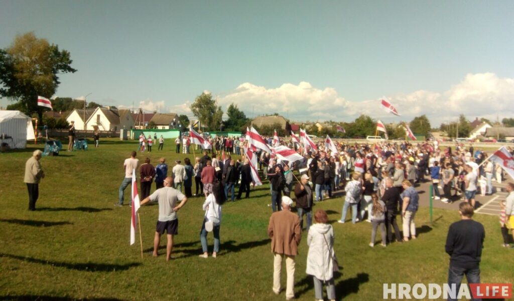 800 человек пришли на митинг доверенного лица Тихановской в Новогрудке 800 человек пришли на митинг доверенного лица Тихановской в Новогрудке