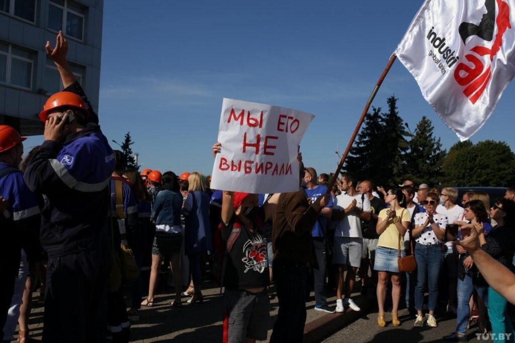 Работники «Химволокно» и «Гродно Азот» вторые сутки ведут переговоры с властями