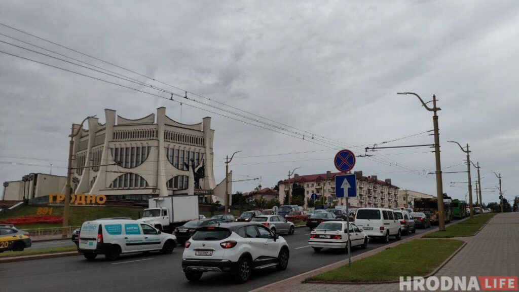 У Гродне перакрылі Сацыялістычную каля скрыжавання з К.Маркса. Як машыны едуць праз цэнтр