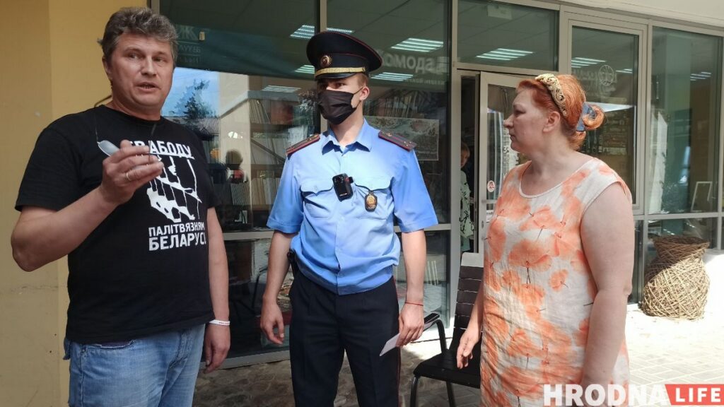 Активиста Сергея Веремеенко задержали с ОМОНом во дворе его магазина (обновлено)