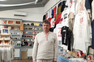 «Ношу майку с надписью «Я – не гей». История жителя Гродно, который бросил стройку и стал мастером по педикюру