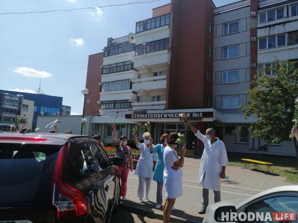 “Перестаньте нас бить”. Женщины Гродно снова вышли на улицы с цветами