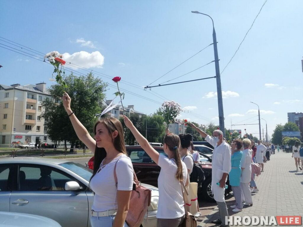 “Перестаньте нас бить”. Женщины Гродно снова вышли на улицы с цветами