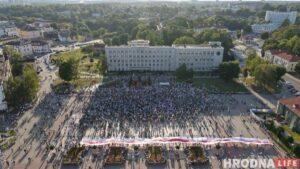 Встречи с мэром, акции солидарности и гигантский флаг: протесты и забастовки в Гродно