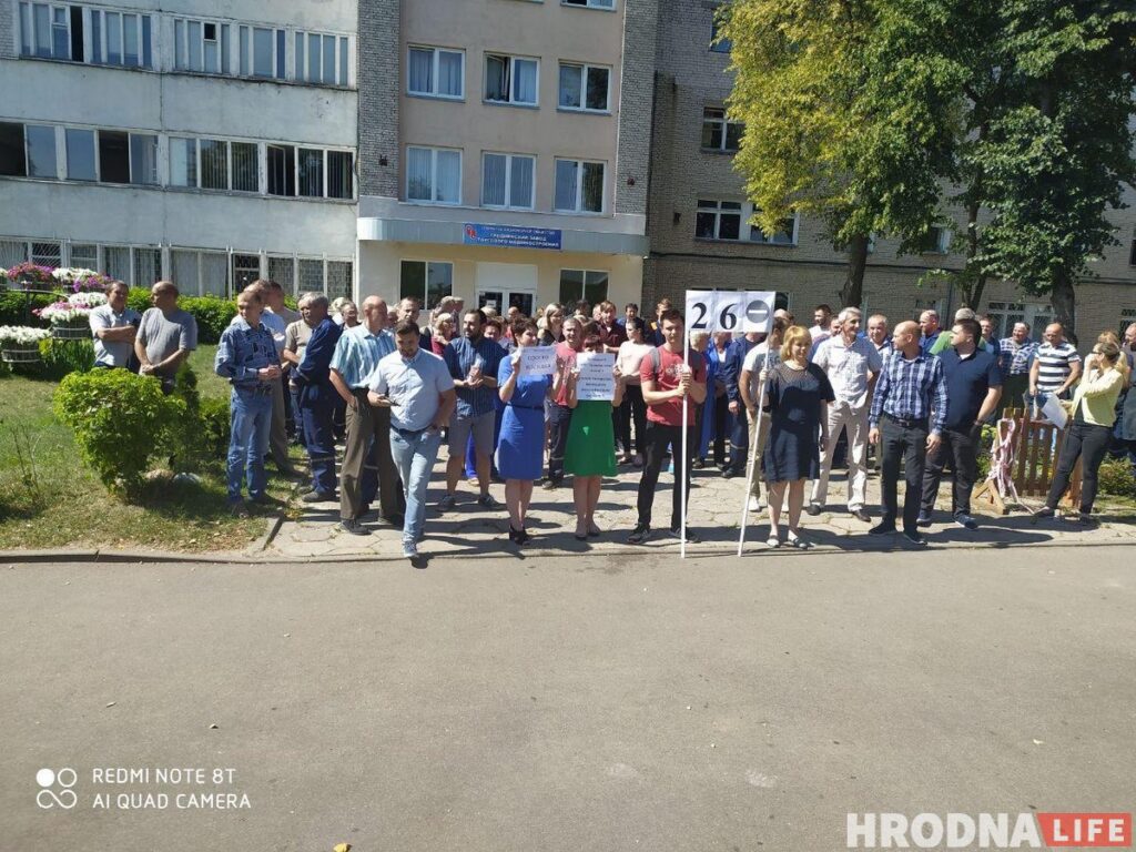 Встречи с мэром, акции солидарности и гигантский флаг: протесты и забастовки в Гродно