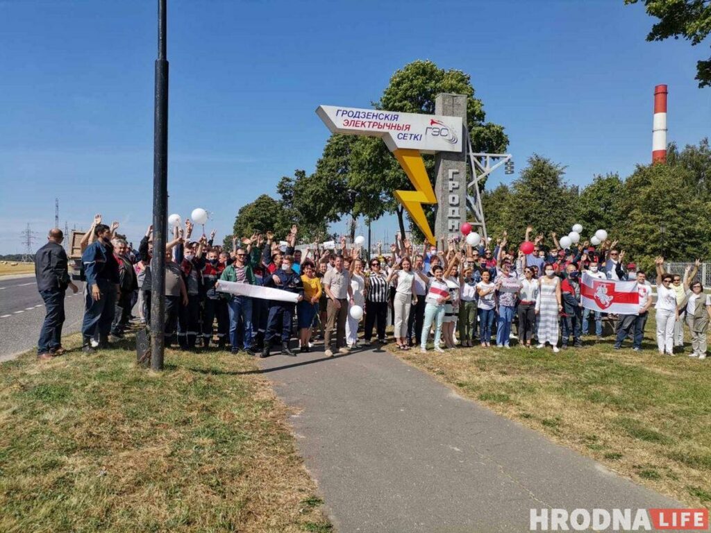 Встречи с мэром, акции солидарности и гигантский флаг: протесты и забастовки в Гродно