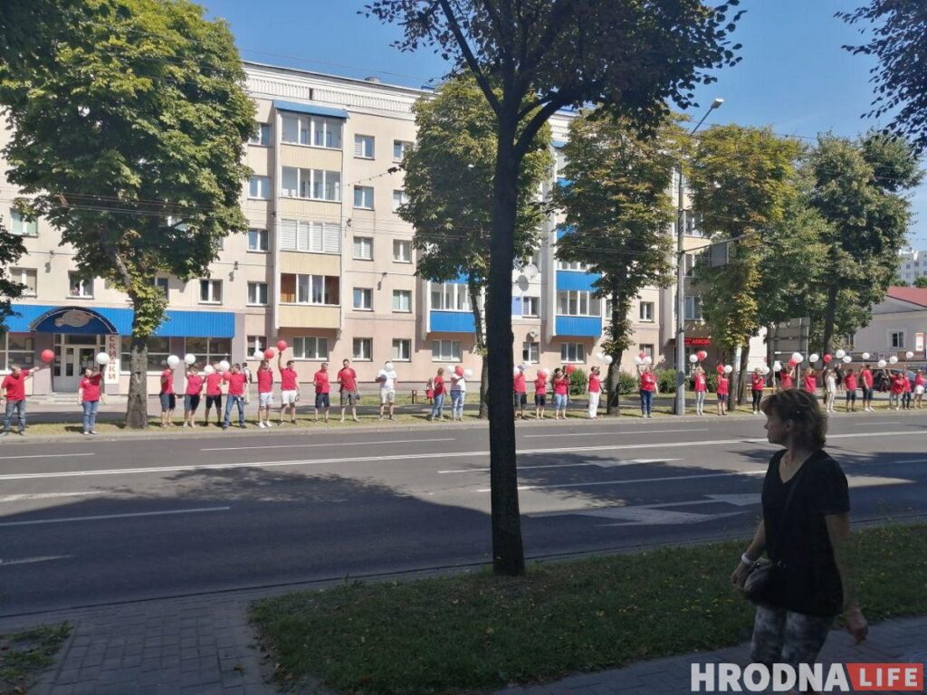 Встречи с мэром, акции солидарности и гигантский флаг: протесты и забастовки в Гродно