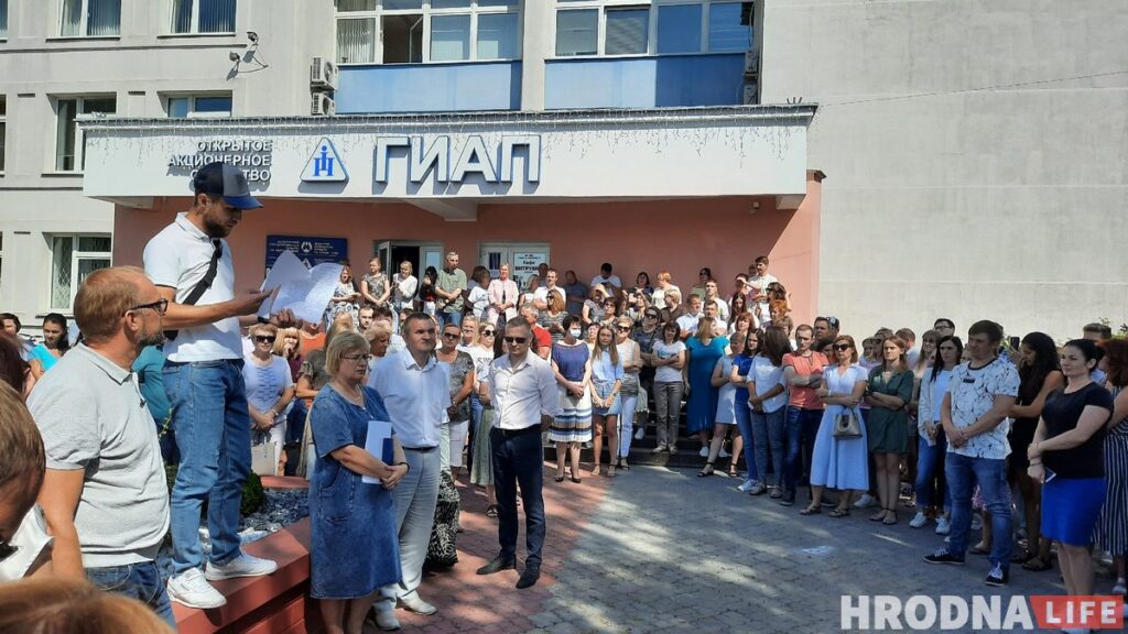 Встречи с мэром, акции солидарности и гигантский флаг: протесты и забастовки в Гродно