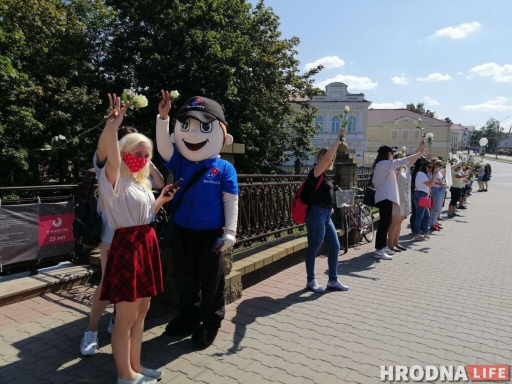 “Перестаньте нас бить”. Женщины Гродно снова вышли на улицы с цветами