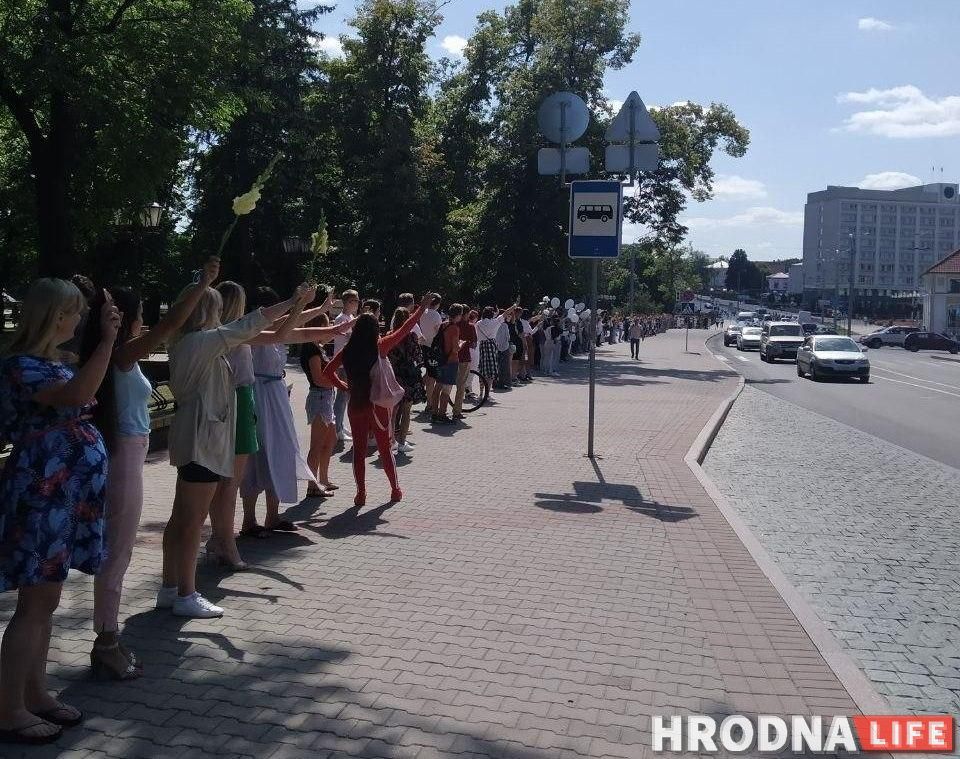 “Перестаньте нас бить”. Женщины Гродно снова вышли на улицы с цветами