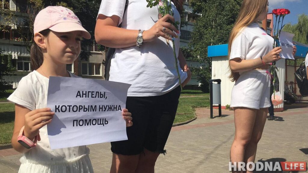 “Перестаньте нас бить”. Женщины Гродно снова вышли на улицы с цветами