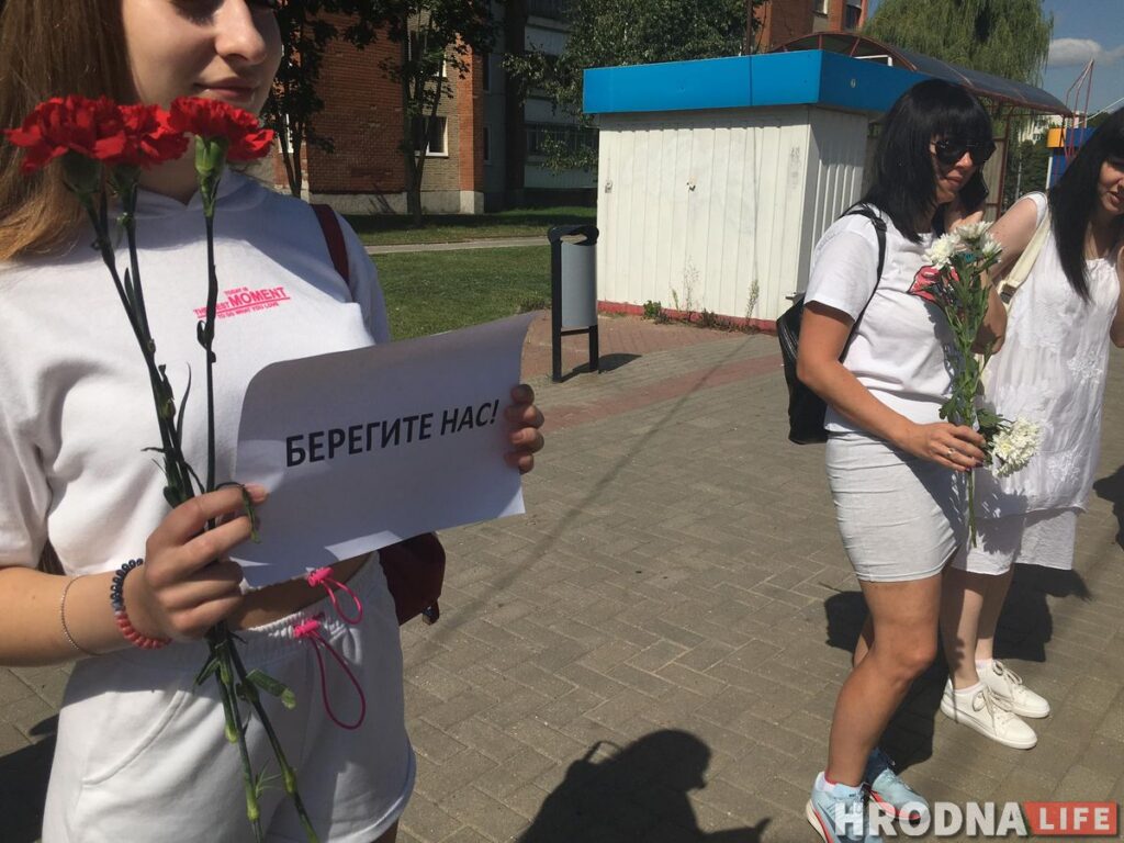 “Перестаньте нас бить”. Женщины Гродно снова вышли на улицы с цветами