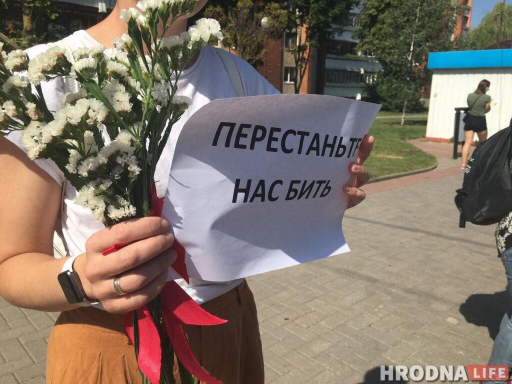 “Перестаньте нас бить”. Женщины Гродно снова вышли на улицы с цветами