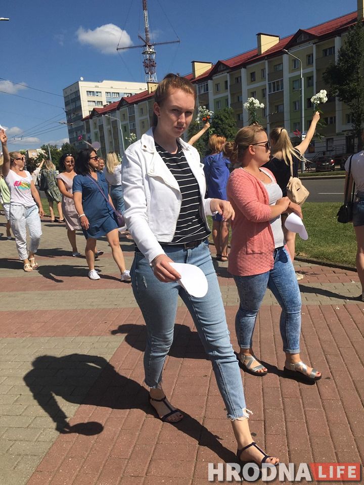 “Перестаньте нас бить”. Женщины Гродно снова вышли на улицы с цветами
