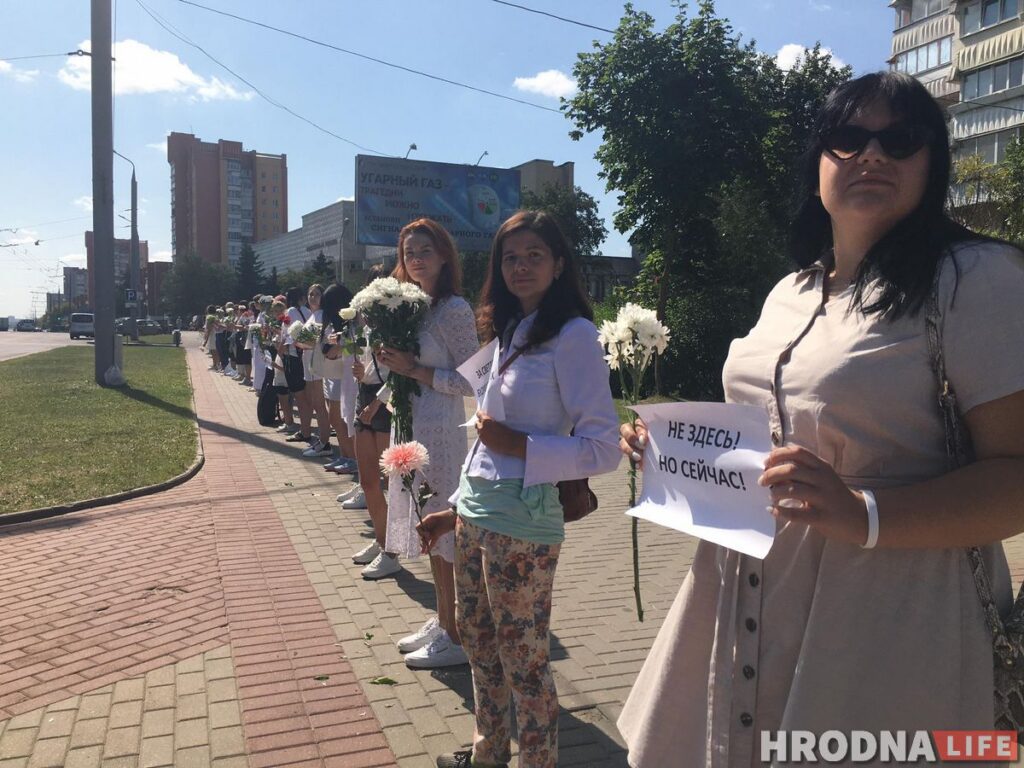 “Перестаньте нас бить”. Женщины Гродно снова вышли на улицы с цветами