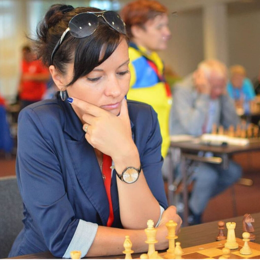 "Они не слышат, но не боятся мечтать". В день жестового языка сурдопереводчик рассказал о своих собеседниках