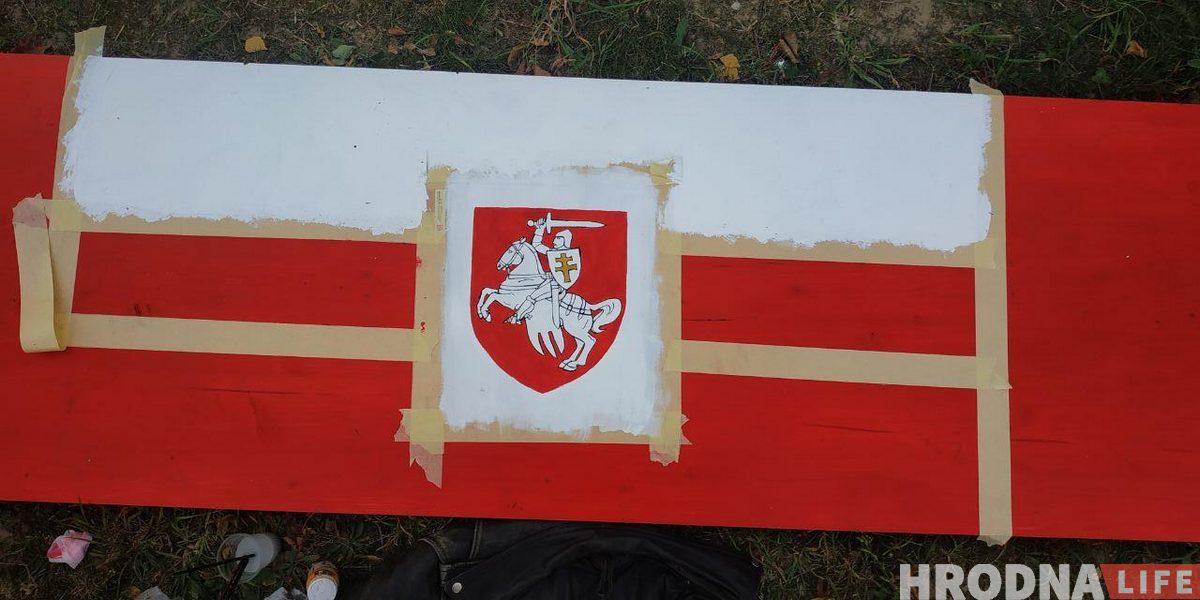 "Нечего бояться, мы же не злодеи". Как закончился спор за бело-красно-белый дворик в Гродно