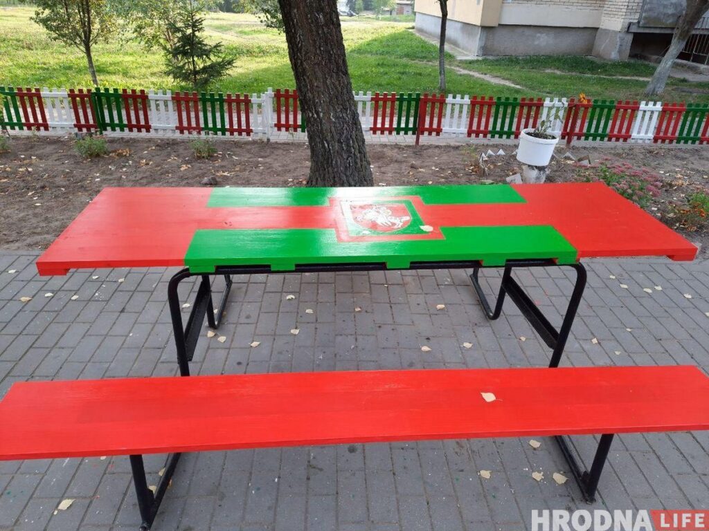 "Нечего бояться, мы же не злодеи". Как закончился спор за бело-красно-белый дворик в Гродно