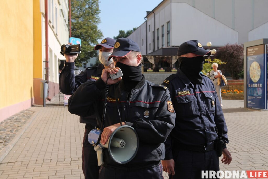 Лукашэнка пазбавіў званняў былых сілавікоў. Экс-капітан міліцыі з Гродна: "Я як быў афіцэрам, так і застаўся"