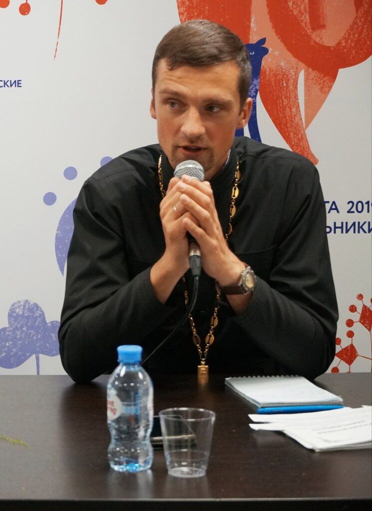 “Буду дальше жить по совести, и будь что будет”. В Волковыске священника судили за цветы в память о погибшем директоре музея