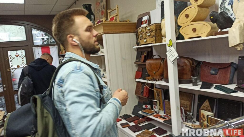 Гродненцы пришли поддержать магазин «Цудоўня», где милиция забрала бело-красно-белые флаги