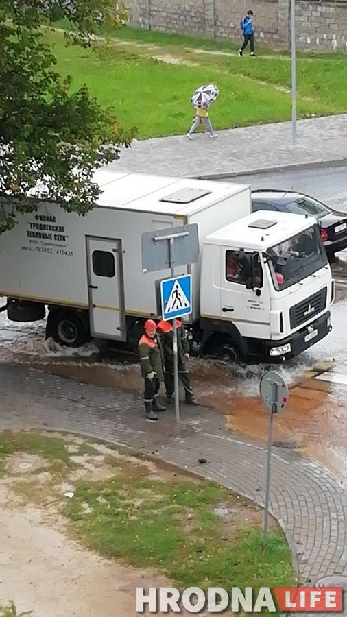 В Гродно возле ЖД вокзала прорвало трубу: появился фонтан с песком и камнями