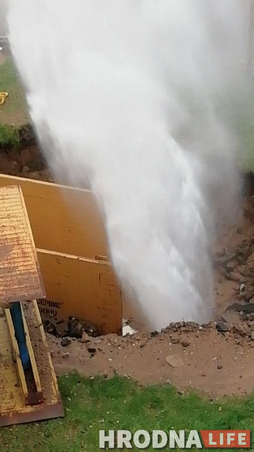 В Гродно возле ЖД вокзала прорвало трубу: появился фонтан с песком и камнями