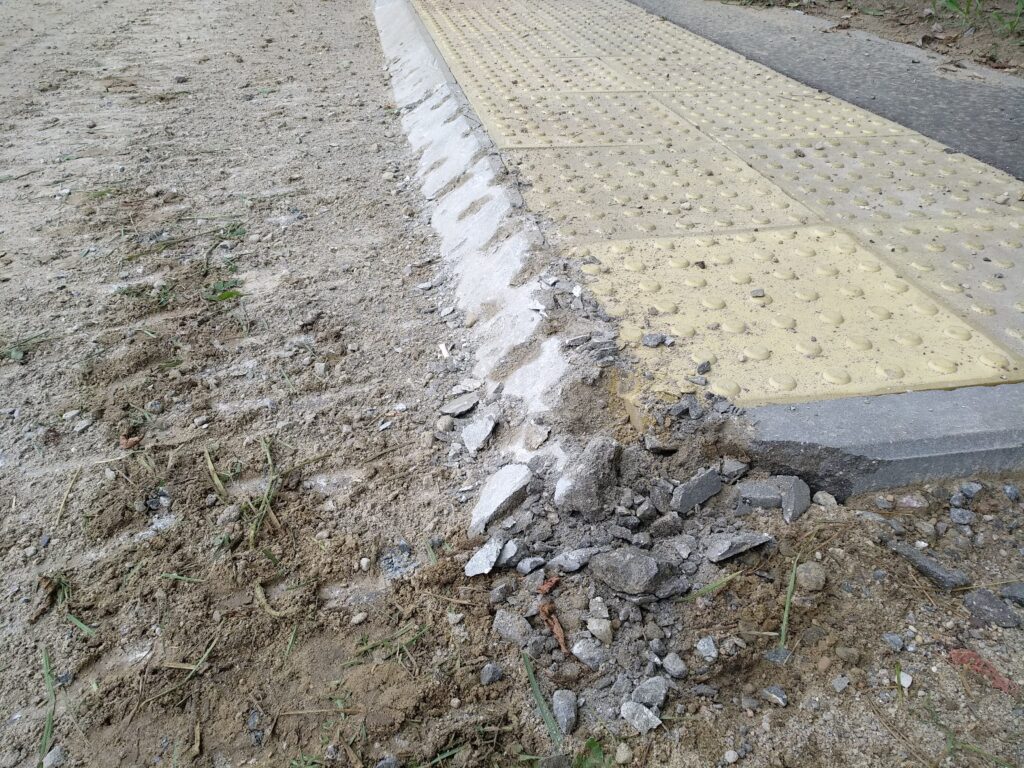 Ваенная тэхніка пашкодзіла дарогу ў Ласосна-4. Жыхары звярнуліся да ўладаў і вайскоўцаў, але адказ пакуль не атрымалі