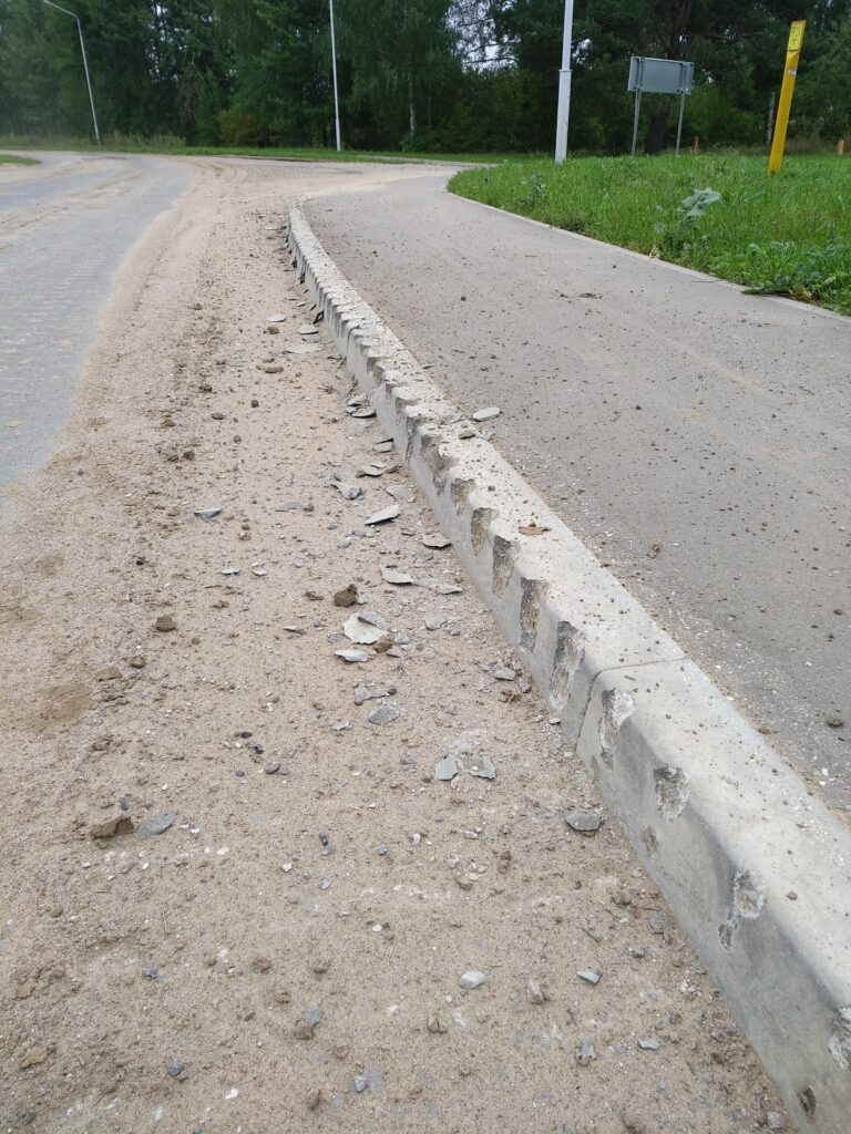 Ваенная тэхніка пашкодзіла дарогу ў Ласосна-4. Жыхары звярнуліся да ўладаў і вайскоўцаў, але адказ пакуль не атрымалі