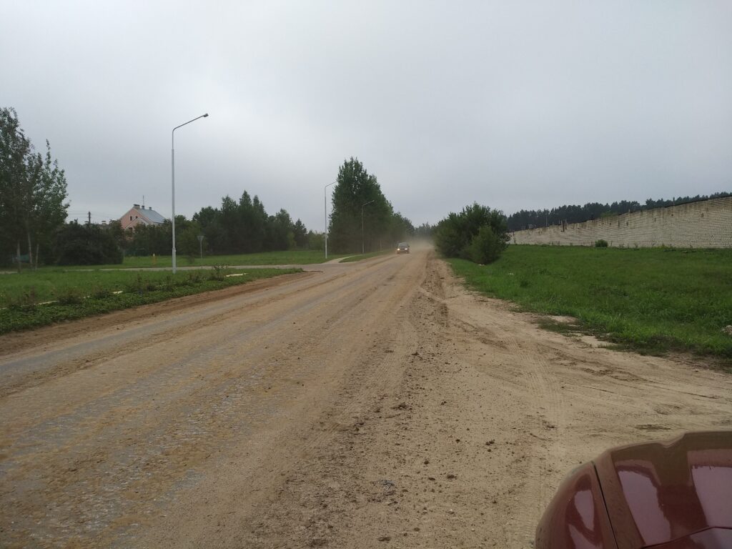 Ваенная тэхніка пашкодзіла дарогу ў Ласосна-4. Жыхары звярнуліся да ўладаў і вайскоўцаў, але адказ пакуль не атрымалі