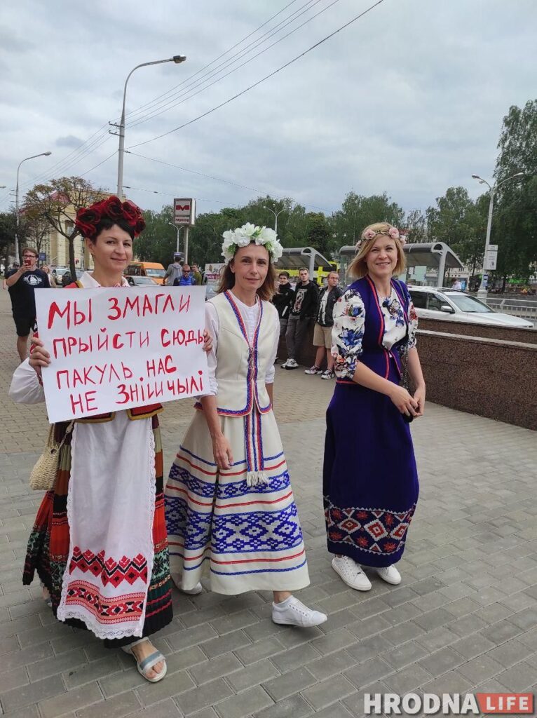 Диктатура страшнее гомофобии. В Минске ЛГБТ-колонна вышла на протест с плакатами и радужными флагами