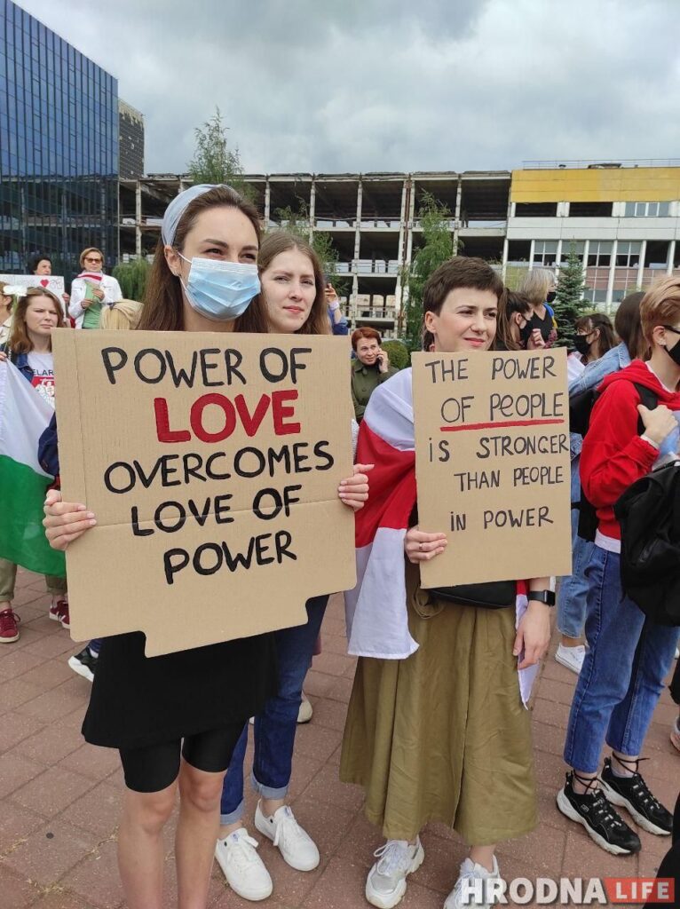 Диктатура страшнее гомофобии. В Минске ЛГБТ-колонна вышла на протест с плакатами и радужными флагами