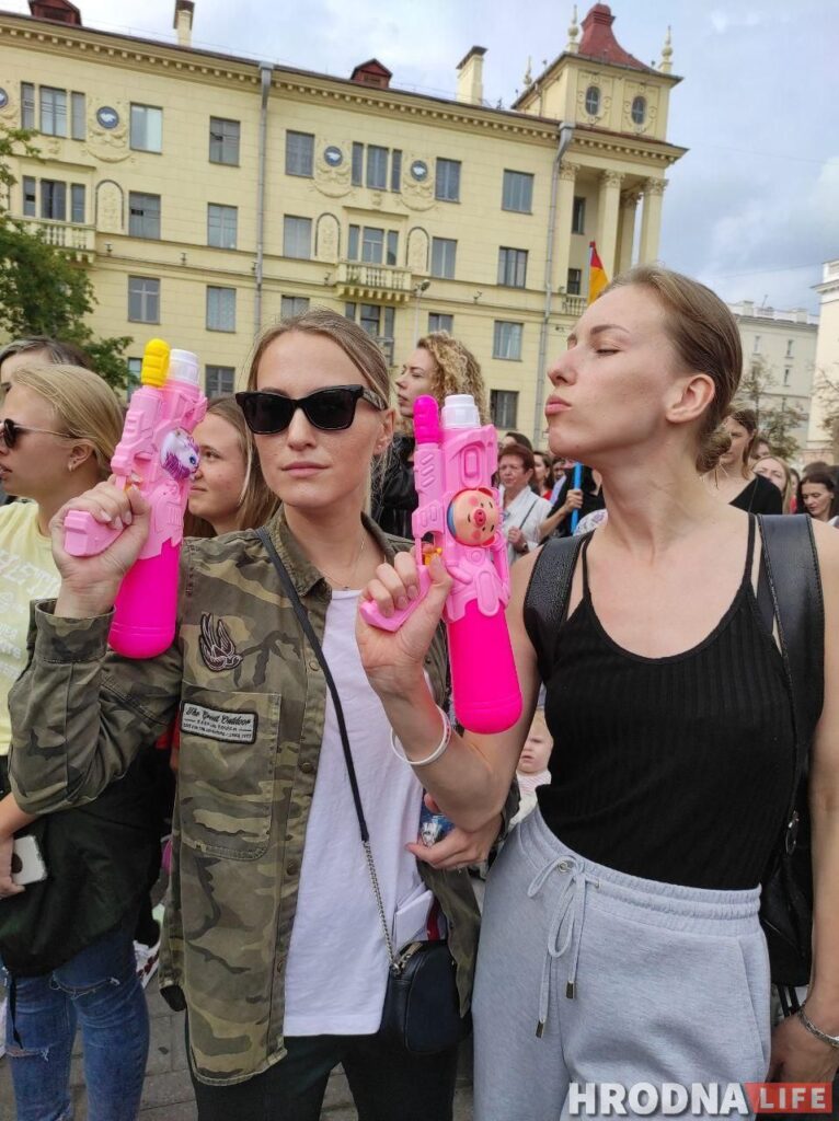 Диктатура страшнее гомофобии. В Минске ЛГБТ-колонна вышла на протест с плакатами и радужными флагами