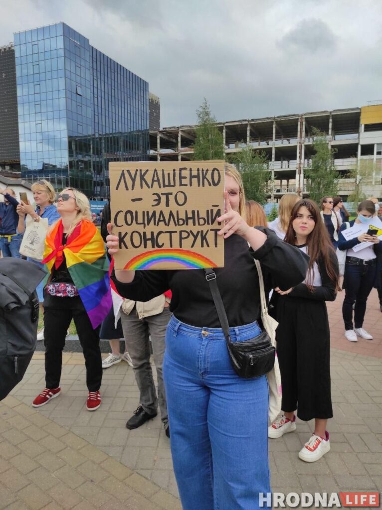 Диктатура страшнее гомофобии. В Минске ЛГБТ-колонна вышла на протест с плакатами и радужными флагами