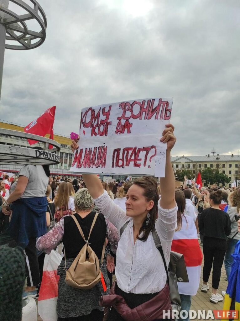 Диктатура страшнее гомофобии. В Минске ЛГБТ-колонна вышла на протест с плакатами и радужными флагами