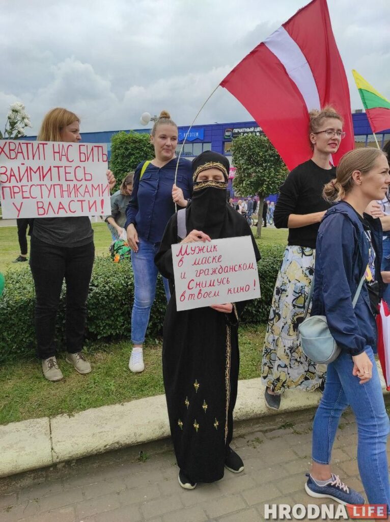 Диктатура страшнее гомофобии. В Минске ЛГБТ-колонна вышла на протест с плакатами и радужными флагами