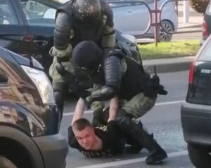 «Показал рукой "викторию"». Что известно про водителя, задержанного возле магазина "Мока" в Гродно