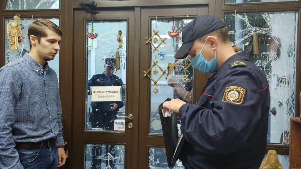 Сцяг з «Цудоўні» канфіскавалі другі раз за дзень. Міліцыя адрэагавала на "скаргі грамадзян"